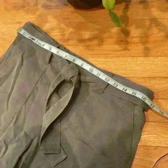 Banana Republic, belted, gray cropped joggers size 8 - Picture 4 of 7